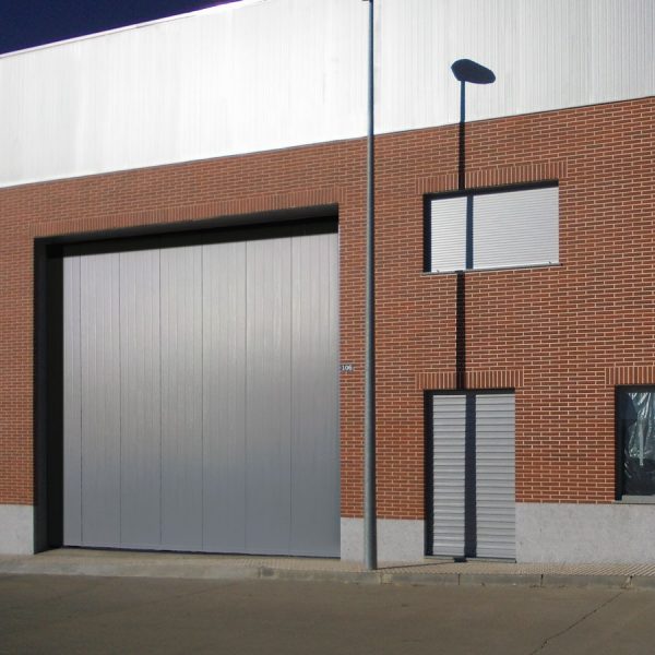 Puerta seccional lateral