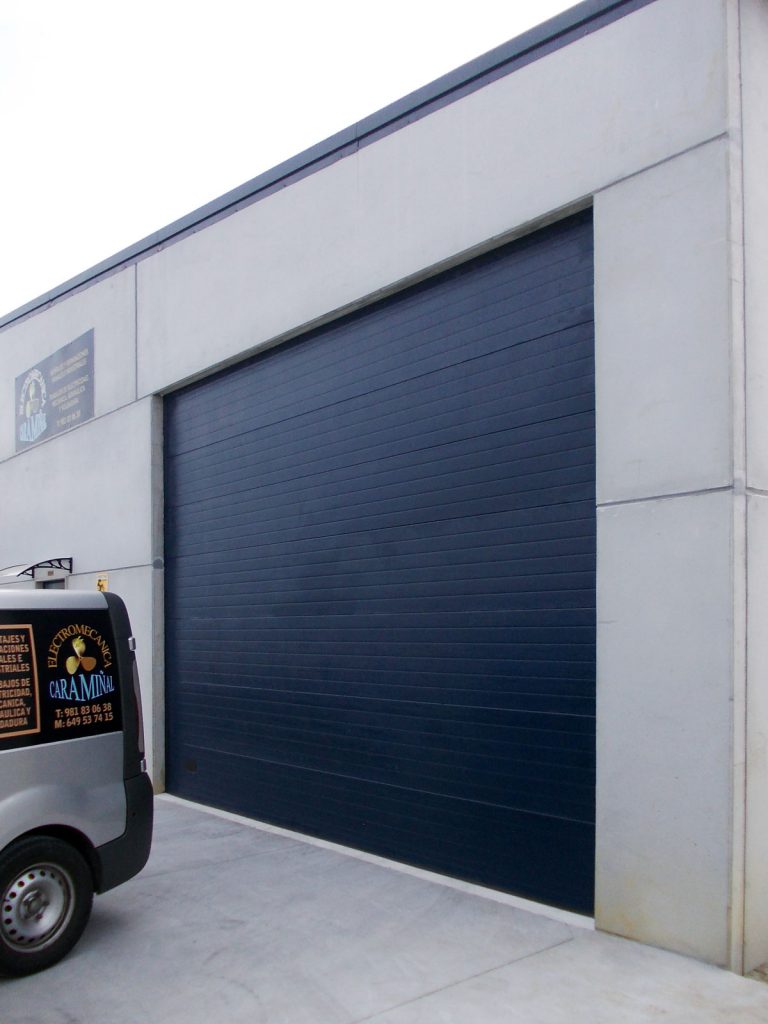 Puerta seccional con motor KEY full led  Led, Puerta de garaje, Puertas  automaticas