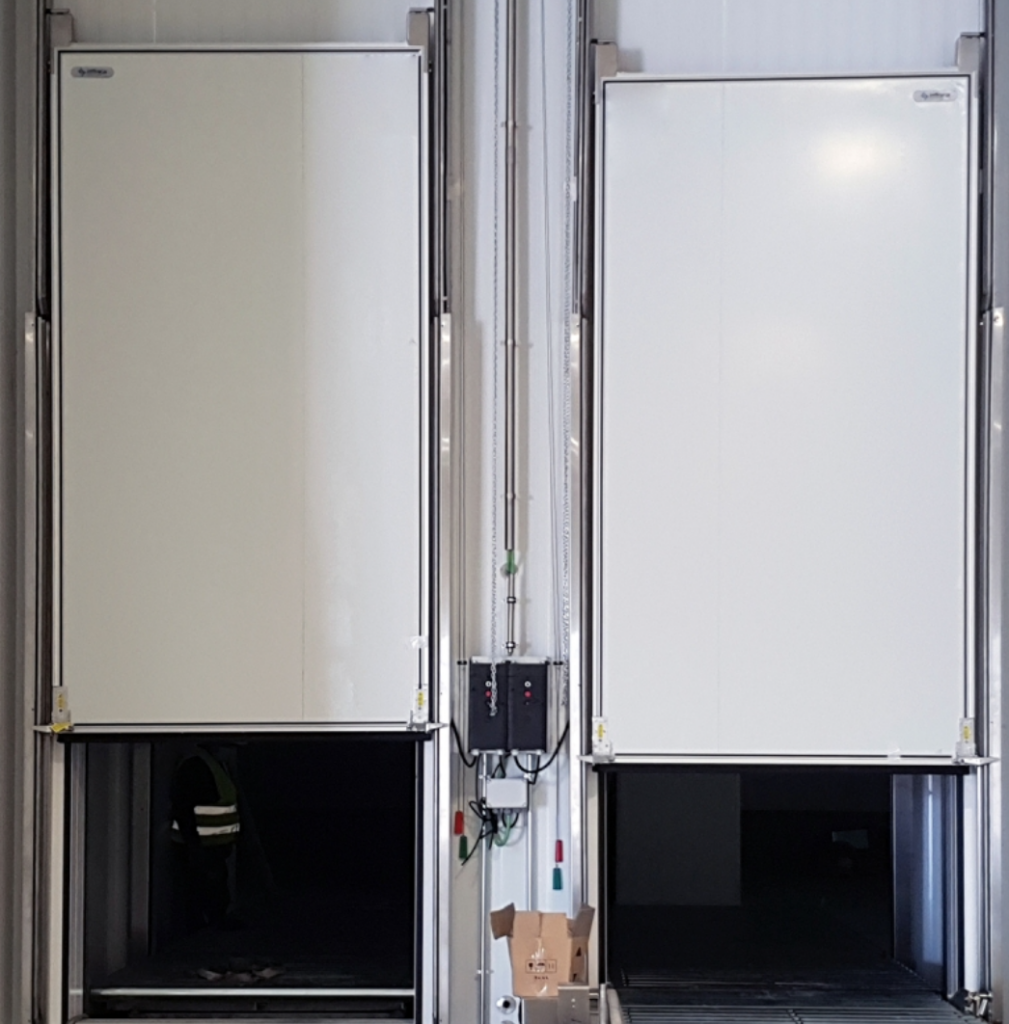 Puerta Frigorífica Vertical (Guillotina): Máximo Aislamiento en Espacios Reducidos